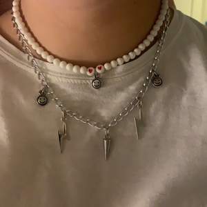 Jätte snygga halsband!💕💕 pärl halsband:50kr.   Kedje halsband:100kr💕💕 båda för 110kr!!