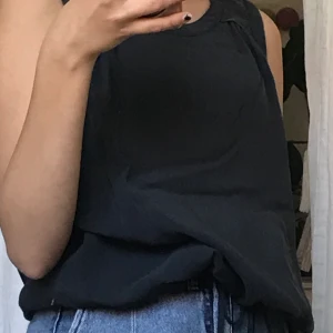 blus-Marc O’Polo - Luftig skön blus från Marc O’Polo med knyte längst ner.  inga hål eller andra skador<3. Köpare betalar frakt-24kr