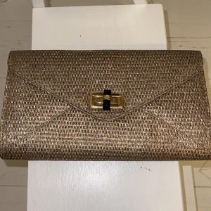 Kuvertväska 👛  - Använd några gånger, fint skick, säljer direkt för 99kr. Finns band så den kan bäras runt axeln! 