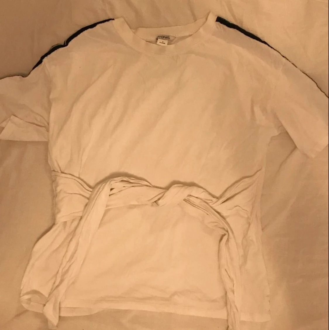 vit t-shirt med detaljer  - 90