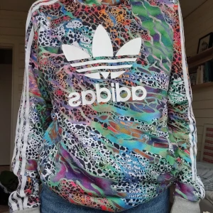 Adidas hoodie - en skitcool adidashoodie köpt i USA! den är i jättefint skick! den är från barnavdelningen så storleken är 170 europeisk. jag skulle dock säga att den är M, då den sitter härligt oversized på mig som är en S. 
