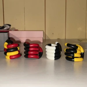 (REA)Tangles - Tangles. Jätte sköna och tysta, du kan plocka isär alla delar och sätta ihop dom hur du vill! Bra för stress, ångest, adhd, add, asberger.