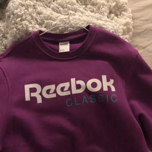 Intressekoll!! Jätte fin Reebok tröja men kommer tyvärr inte till användning. Fint sick använd fåtal gånger. Om fler intresserade budgivning!! Storlek: S unisex priset +frakt