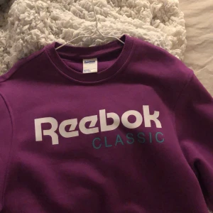 Tröja  - Intressekoll!! Jätte fin Reebok tröja men kommer tyvärr inte till användning. Fint sick använd fåtal gånger. Om fler intresserade budgivning!! Storlek: S unisex priset +frakt