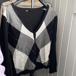 Rutig kofta  - Jättefin rutig kofta med knappar som tyvärr inte kommit till någon användning:( 