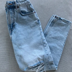 Blåa mom jeans från zara - 3 hål , stolen 34, byxorna är som nya