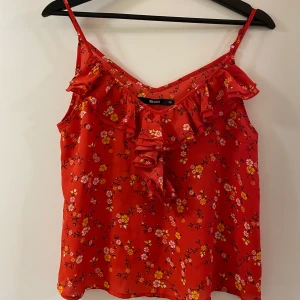 Bikbok v-ringat linne strl xs - Linne med volanger från Bikbok. V-ringar både bak och fram. Storlek xs. Justerbara axelband. Nypris 199kr. 