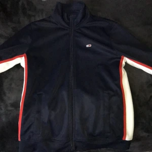 Tommy Jeans Shirt - Tröjan är Storlek: S, och skulle säga att tröjan är 8/10 skick. Den sitter ganska vanligt inte för tajt inte för slappt