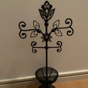 Smyckesträd - Jättefint smyckesträd. Säljer pga jag inte har så mkt smycken att ha i det och knappt använder smycken heller för den delen.