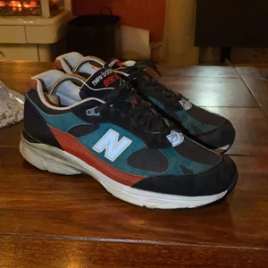 New Balance 991.9 - Köpte dessa för några år sen. Dem är fortfarande i bra skick men använder dem aldrig för att jag inte riktigt har den här stilen längre. Storlek 42.