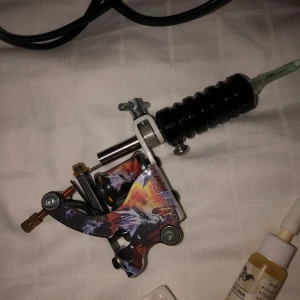 Tatueringsmaskin - Förutom själva maskinen så ingår nålar, 2 färger och lite annat tillbehör ni ser på bild 