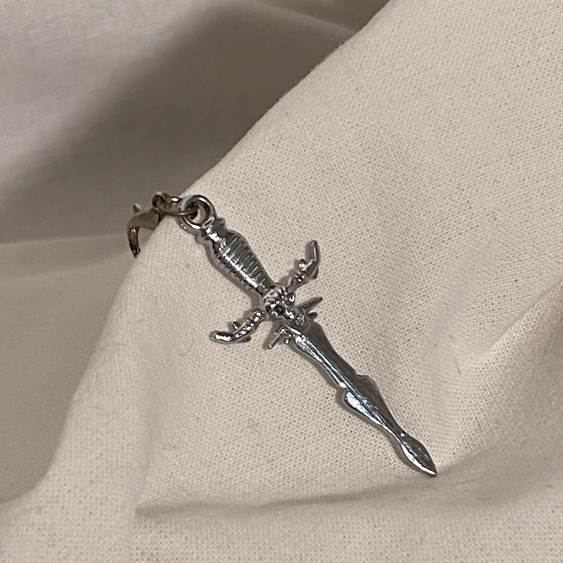 silverfärgad berlock