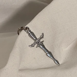 silverfärgad berlock - Berlock med cool design. Med ett smidigt spänne är den lätt att sätta på valfri kedja, kanske på nyckelknippan? Frakten ingår i priset :)  #silverfärgad #berlock #accessoar