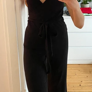 Byxdress - Svart ribbad byxdress från Bik Bok. Urringad vid bröstet och snöre man knyter runt midjan. Shysterbara axelband. Använd fåtal gånger pga för kort för mig. Kontakta mig vid intresse! 