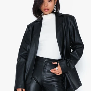 Skinnskjorta - Skitcool skinnskjorta från gina ! Liknar den på första bilden. Se andra bilderna. Ser bättre på! Endast testad🧚🏼‍♀️🧚🏼‍♀️ fraktar bara🧚🏼‍♀️🧚🏼‍♀️ Storlek 32!! BUDA FRÅN 250kr🧚🏼‍♀️!!!! SÄLJER BARA OM JAG FÅR BRA BUD!!