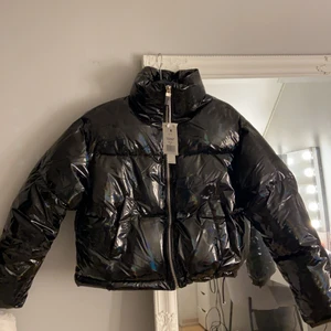 Holografisk jacka - Säljer denna snygga jackan från Bershka. Aldrig använd, prislapp kvar. Köpt för ca 600 kr, säljer pga att den ej kommer till användning och det är försent att lämna tillbaka den. Storlek M men sitter mer som en S. Kan mötas upp i göteborg, annars tillkommer frakt på 63 kr (spårbart) :)