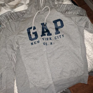 Hoodie GAP - Old school Hoodie, ett märke på ena ärmen efter ha dragit en vurpa på cykel i övrigt fin o hel
