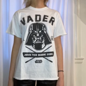 darth wader tee - super fet STARWARS t-shirt⭐️👽 cond: 9/10 vintage skick! modellen är en XS och är 165cm