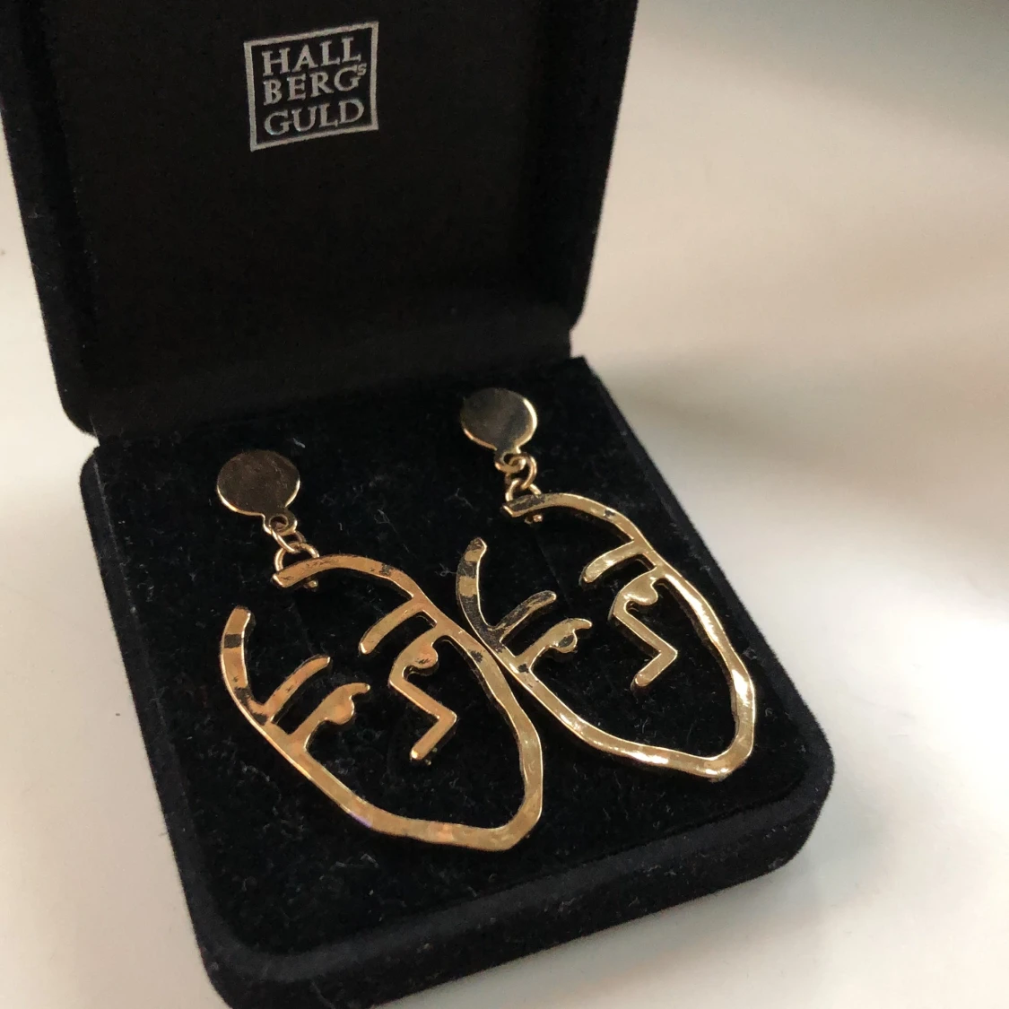 Oanvända guldörhängen