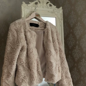 Pälsjacka  - Säljer denna ljusrosa superfina fuskpäls jackan från vero Moda, använd endast ett fåtal gånger, så den är i superfint skick! Nypris runt 400. Frakt tillkommer!