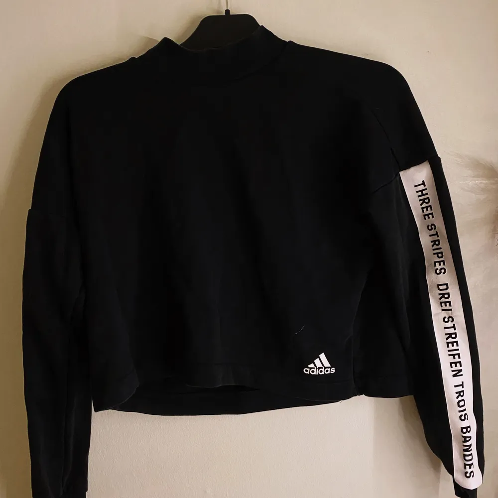 En croppad Hoodie från märket adidas. Använd ett fåtal gånger🌸. Hoodies.