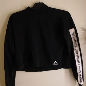 Adidas hoodie  - En croppad Hoodie från märket adidas. Använd ett fåtal gånger🌸