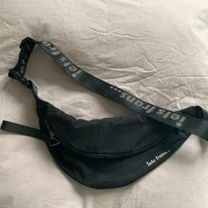 ”Iets frans...” väska - En iets frans ”midjeväska” köpt från Urban Outfitters för ca 3 år sedan💕 Sparsamt använd därmed 9/10 skick!✨ pris inkluderar frakt📦