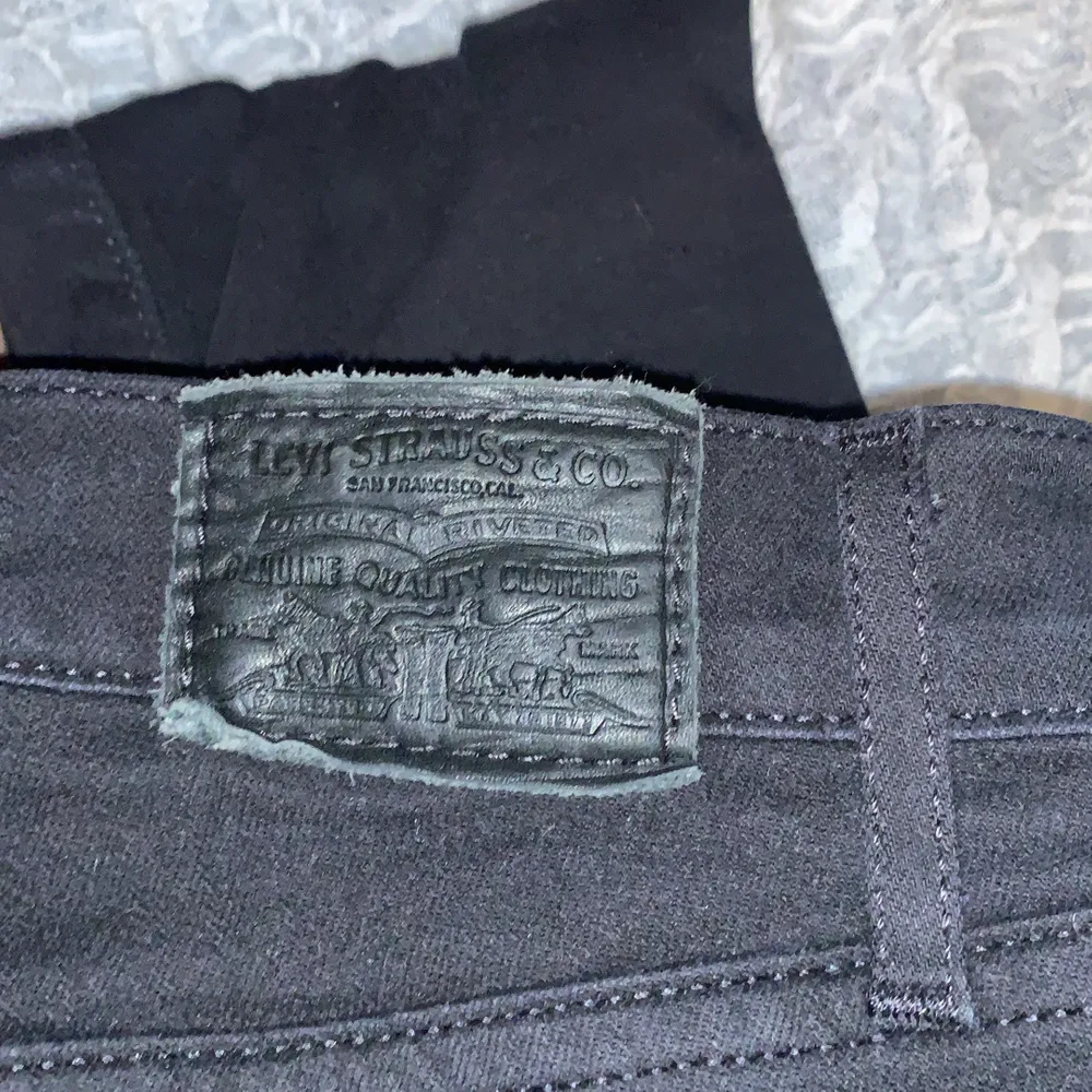 Säljer dessa svarta Levi’s jeans med egengjord slits nertill🌟 Storleken är 25, motsvarar 32,34.Frakt på 63kr tillkommer. Skriv till mig för mer info eller bilder.. Jeans & Byxor.