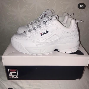 Fila Disruptor II Premium  - Helt nya Fila Disruptor II Premium skor. Storlek 39,5.  Pris: 799kr inkl frakten. 
