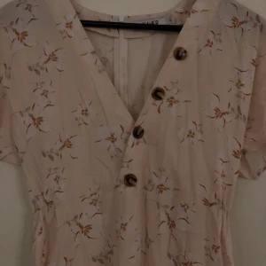 Jumpsuit  - Kort jumpsuit med detaljer. Strl S. 