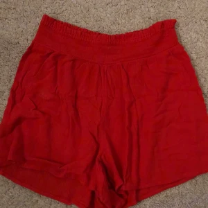 Röda shorts - Röda short från Gina 