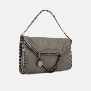 Handväska Stella McCartney  - Nu säljer jag min fina Stella McCartney väska då jag har två stycken. Super fin och aldrig använd! Ny pris: 5000 kr, köparen står för frakt 💛