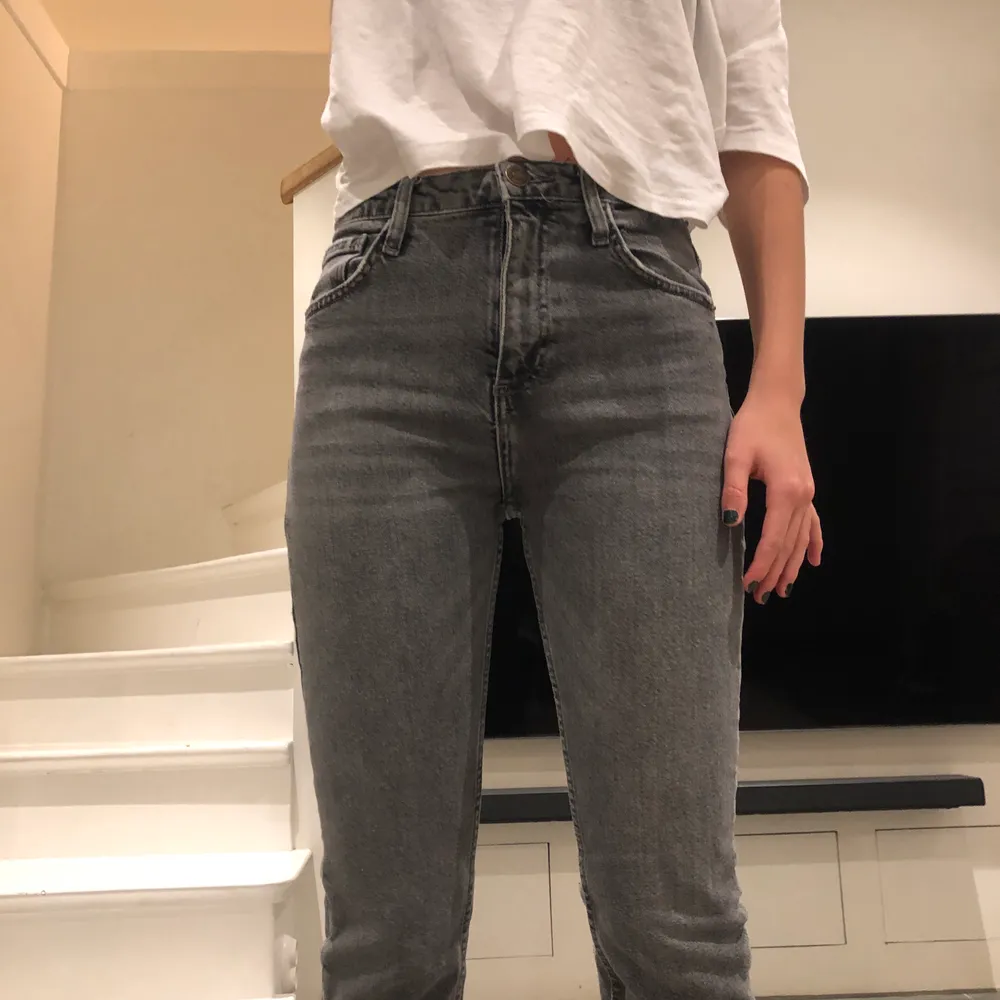 Säljer dessa super snygga gråa jeans från zara! Jag som brukar ha storlek 34 passar de super bra på men passar även 32-36 men desto större storlek du brukar ha desto mindre blir de!🖤. Jeans & Byxor.