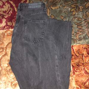 svarta medelmidjehöga raka jeans, helt felfria och perfekta vardags jeans. Frakten ingår i priset!