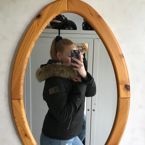 Jacka  - Säljer nu min jacka för att den inte längre kommer till användning längre, bara använd ett få tal gånger💕 Löstagbar luva men också ludd! Köparen står för frakten🥰