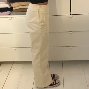 Manchester byxor - Säljer ett par jätte fina vit/ beiga manchesterbyxor. Använda fåtal gånger men säljer pågrund av att de sällan kommer till användning då jag har andra liknande. Bra kvalite och super sköna. Storlek 34 men skulle nog säga att de passar även 32 beroende på hur du vill att de ska sitta. 💗BUDA! I kommentarerna💗 (ser lite gula ut första bilden pga dåligt ljus) 