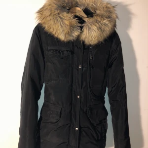 Rocco barocco vinterjacka - Säljer en vinterjacka som jag köpte 2019. Jackan är i nästan nytt skick förutom en liten reva på ena ärmen. (Se bild) det är lätt att laga men därav priset på jackan. 