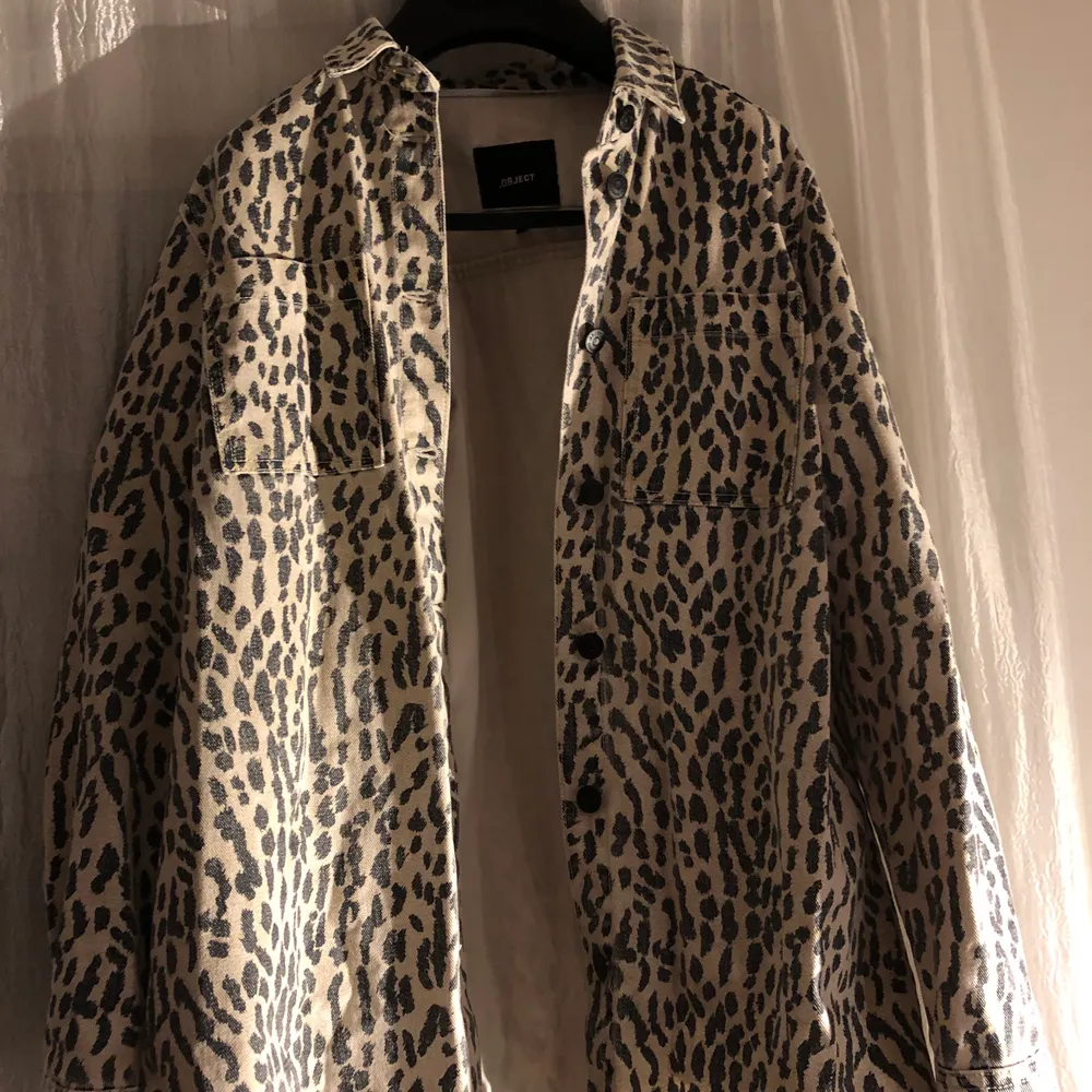 Asball skjorta av jeanstyg i coolt leopardmönster,  gör alla tråkiga outfits snygga🧡🤎. Knappt använd så är som ny🥰 pris: 50kr exklusive frakt. Skjortor.
