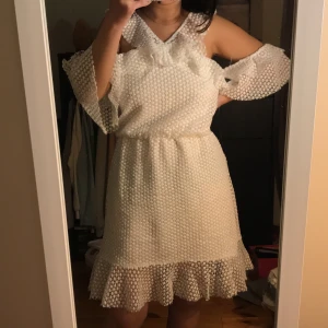 Vit klänning - En jättefin vit klänning från Nakd x Linn Ahlborg. Storlek 38. Aldrig använd så i nyskick. Frakt tillkommer.