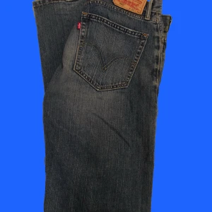 Vintage Levis 505 Jeans  - Vintage Levis 505.                                                                      Skick: 7/10. Använt bra skick.                                                     Storlek: 34/34.                                                                            Färg: Mörkare blå färg.                                                                 BUD:150kr KÖP NU:250kr. Frakt tillkommer (63kr). Budgivning avslutas söndag 6e december 12:00.                    DM för mer info!