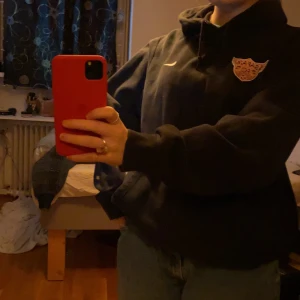 nike hoodie - säljer den här sjukt snygga nike hoodien i stl. M. Aldrig använd, bara testad. Köpt second hand för cirka 3 månader sen och ser helt ny ut. 💗 säljer eftersom att den inte kom till användning <3 högsta budet är just nu 300