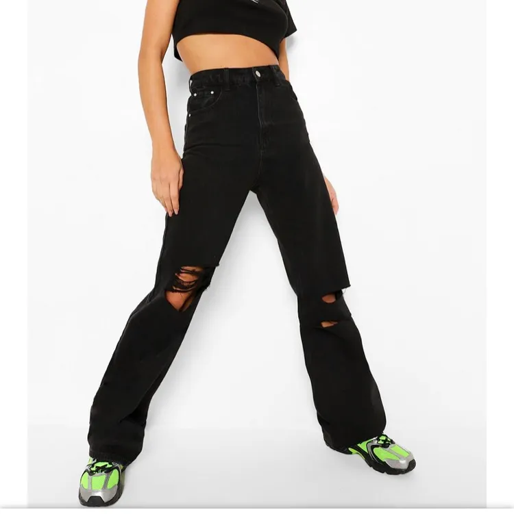 Säljer dessa 90’s jeans från boohoo finns i orginal förpackning med alla tags på XS säljer då de inte riktigt passade tyvärr. Buda💕. Jeans & Byxor.