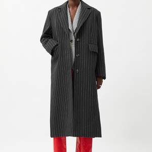 Säljer en lång oversized wool blend kappa i storlek M. Köpt på Reserved i London. Nypris 1600. Använd under förra hösten men är i mycket fint skick. 