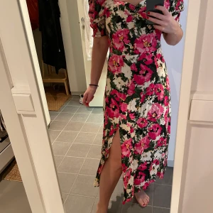 Oanvänd klänning, 36 - Klänning från HM, storlek 36. Aldrig använd, ny med lapp!