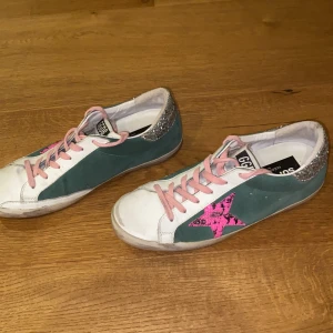 Golden goose  - Säljer ett par sneakers som endast är använda två gånger från golden goose i storlek 38