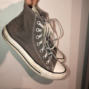 Converse  - Skit snygga converse i storlek 37,5 ☺️ Använda en del men fortfarande i bra skick, kommer självklart göra rent skorna innan jag skickar dem. Frakt är 63 kr ❤️ BUD 300