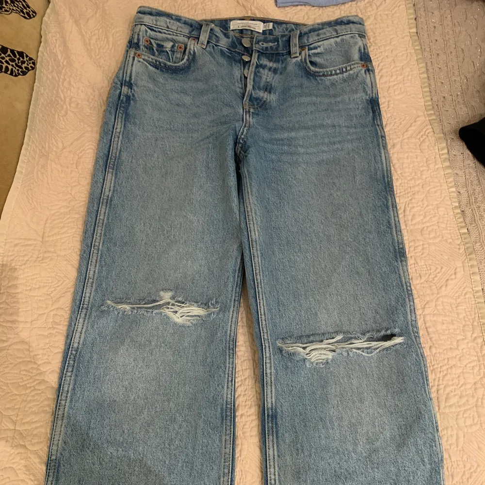 trendiga jeans med hål på knäna, köpta på &Other Stories strax innan sommaren men tycker att dem är liite för långa på mig som är 156 cm. Storlek 26 vilket motsvarar S ungefär💙💙💙. Jeans & Byxor.