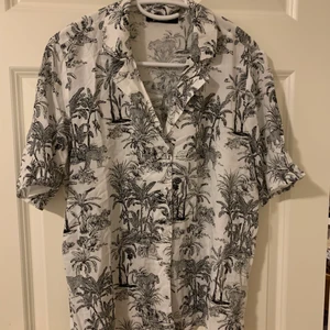 Skjorta från gina tricot, storlek 36 - Skjorta från gina tricot, storlek 36. Använd 1 gång och därför i mycket bra skick! Köparen står för frakt! 