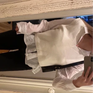 Stickad väst - Köpte den här fina vita stickade västen från SHEIN i storlek S men använt 1/2 gånger så den är i bra skick. Nypris 109kr och jag säljer den för 50kr och köparen står för frakt. 