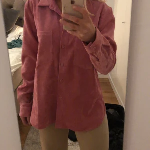 Rosa skjorta storlek S - En jättefin rosa skjorta från Gina tricot, använd en gång, i nästan helt nytt skick. Köpte för 299 säljer för 100 kr. 